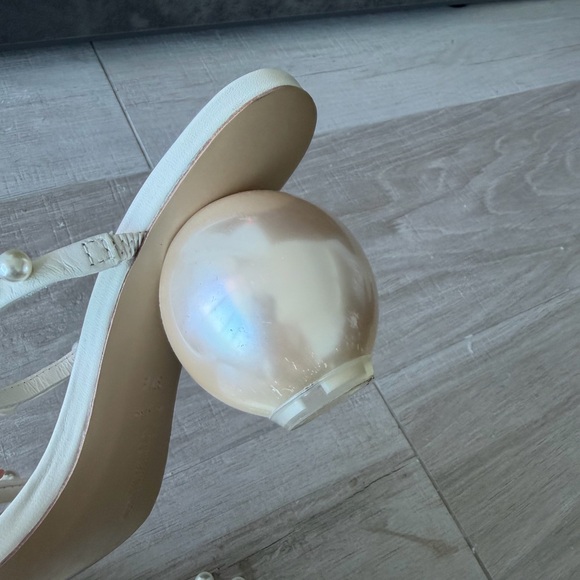 Cult Gaia
Ilona Pearl-Embellished Leather Sandals - Picture 14 of 15